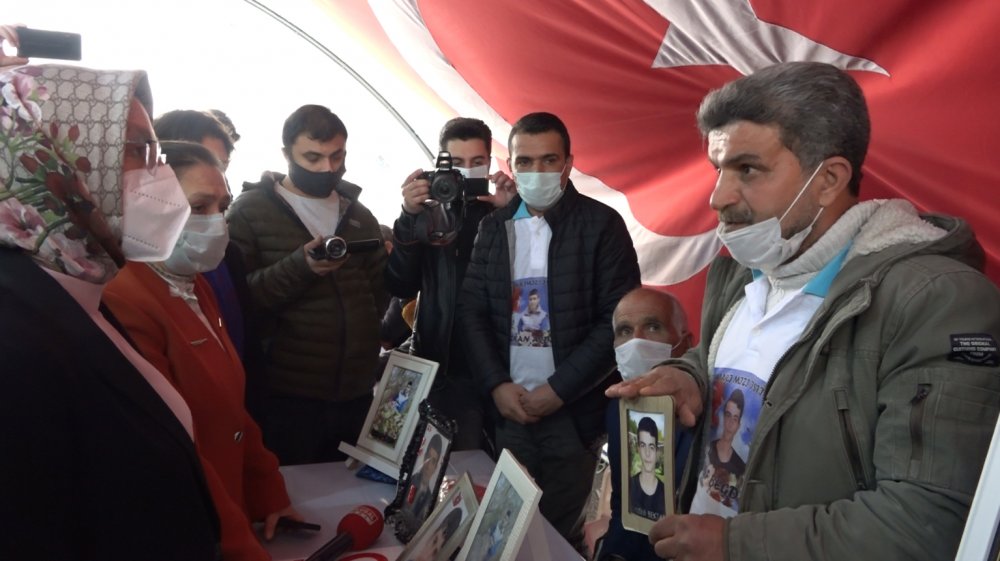 Evlat nöbetindeki aileleri ziyaret eden AK Parti'li Çam: Zafer işareti yapanlar, hezimete uğrayacak