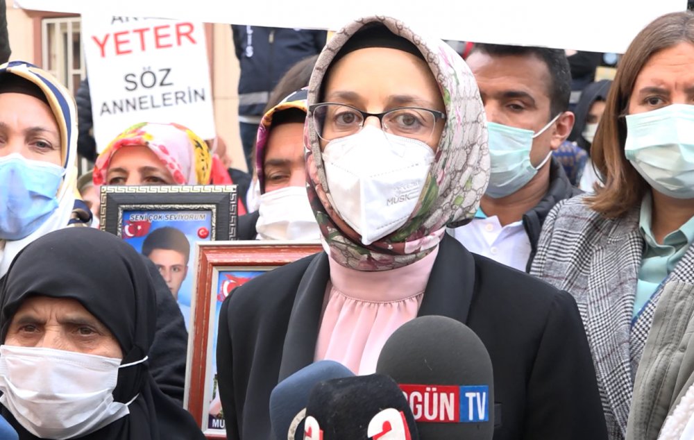 Evlat nöbetindeki aileleri ziyaret eden AK Parti'li Çam: Zafer işareti yapanlar, hezimete uğrayacak