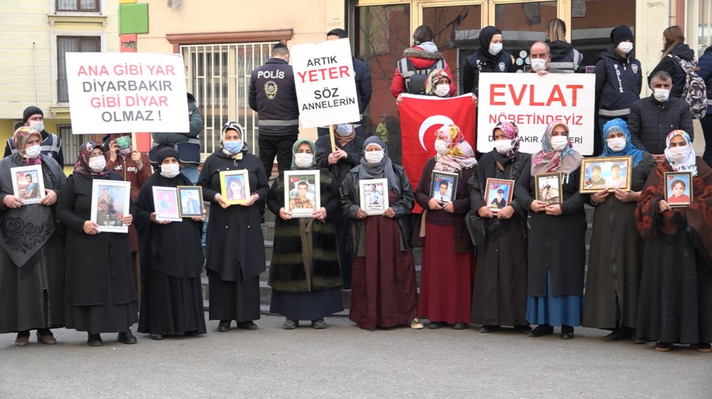 Evlat nöbetindeki aileleri ziyaret eden AK Parti'li Çam: Zafer işareti yapanlar, hezimete uğrayacak