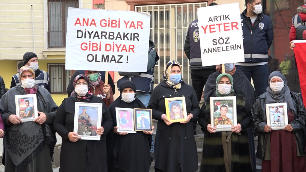Evlat nöbetindeki aileleri ziyaret eden AK Parti'li Çam: Zafer işareti yapanlar, hezimete uğrayacak