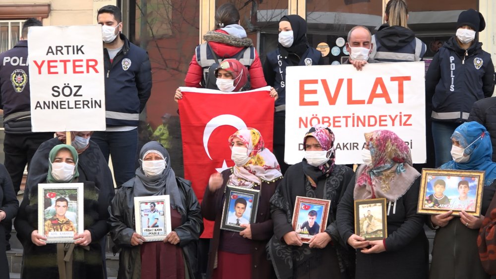 Evlat nöbetindeki aileleri ziyaret eden AK Parti'li Çam: Zafer işareti yapanlar, hezimete uğrayacak