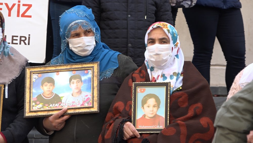 Evlat nöbetindeki aileleri ziyaret eden AK Parti'li Çam: Zafer işareti yapanlar, hezimete uğrayacak
