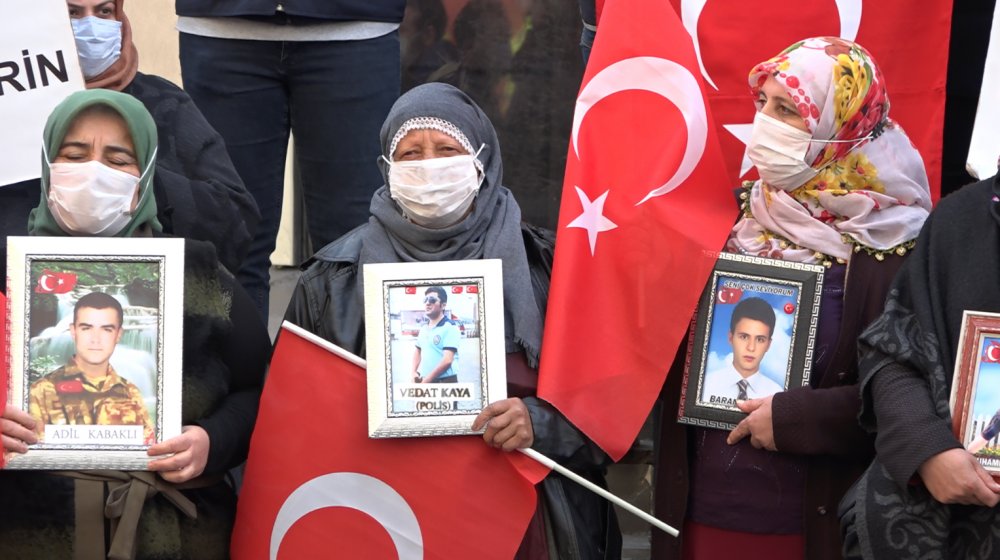 Evlat nöbetindeki aileleri ziyaret eden AK Parti'li Çam: Zafer işareti yapanlar, hezimete uğrayacak