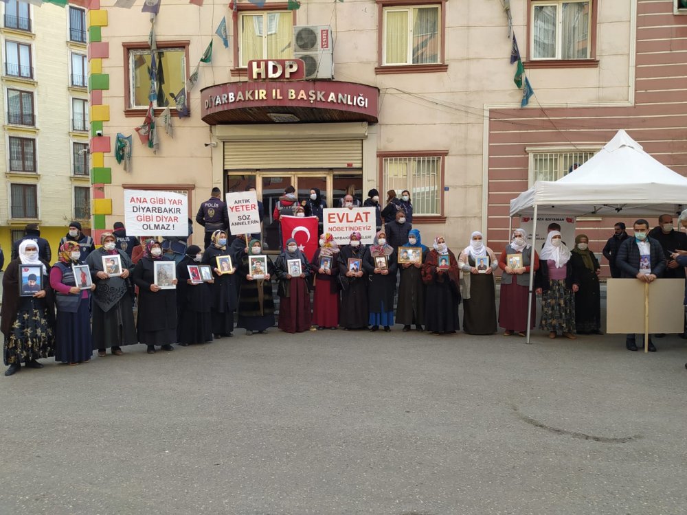 Evlat nöbetindeki aileleri ziyaret eden AK Parti'li Çam: Zafer işareti yapanlar, hezimete uğrayacak