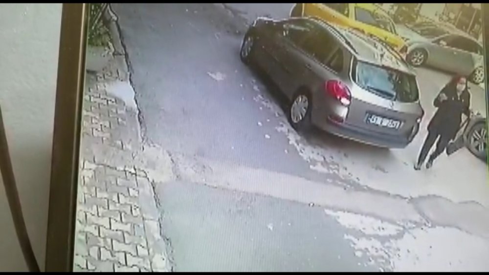 Geri manevra yapan otomobilin kadına çarptığı kaza kamerada