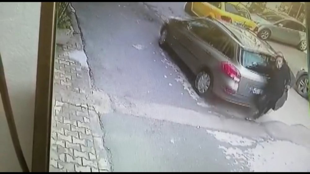 Geri manevra yapan otomobilin kadına çarptığı kaza kamerada