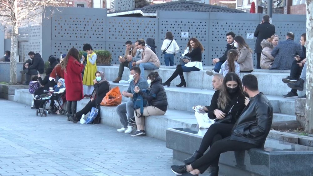 Güzel havayı fırsat bilenler Eminönü'ne akın etti