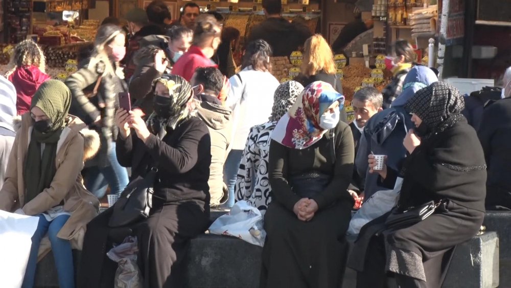 Güzel havayı fırsat bilenler Eminönü'ne akın etti