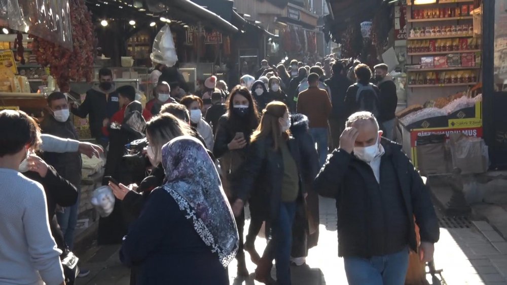 Güzel havayı fırsat bilenler Eminönü'ne akın etti
