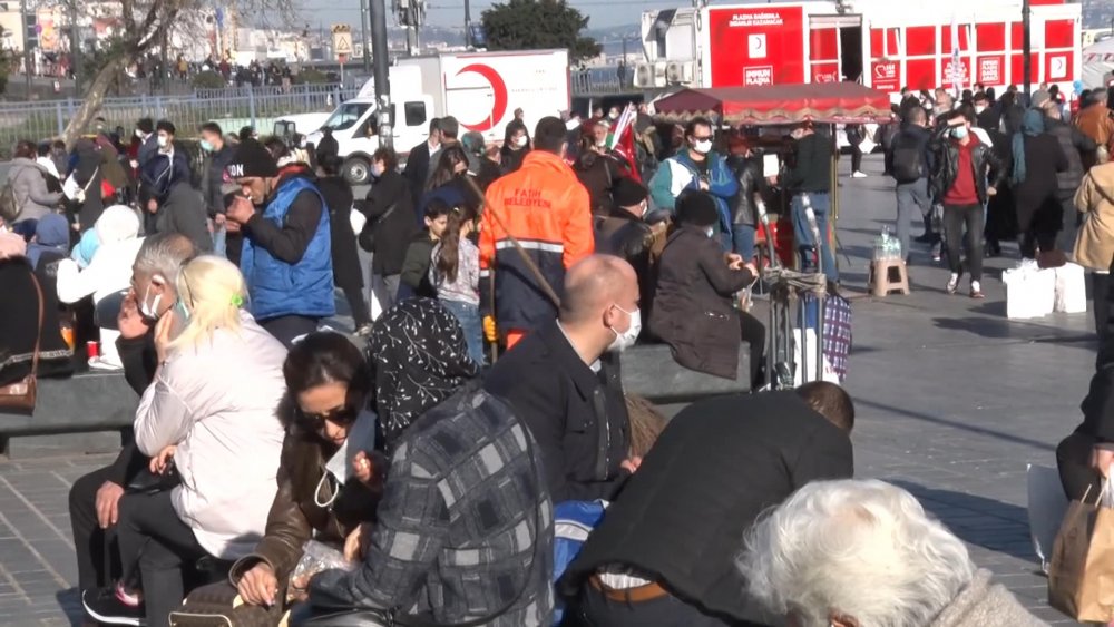 Güzel havayı fırsat bilenler Eminönü'ne akın etti