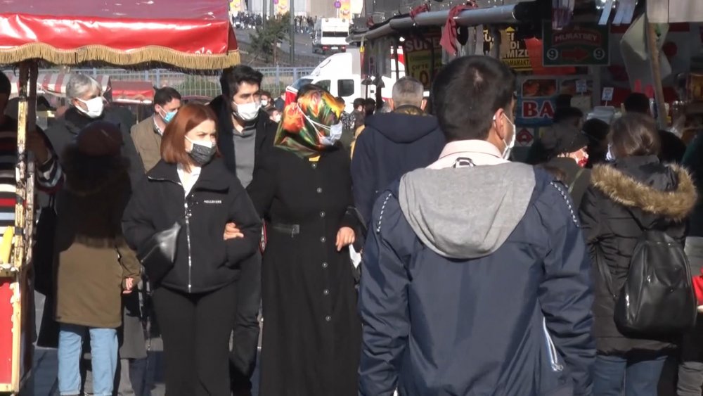Güzel havayı fırsat bilenler Eminönü'ne akın etti