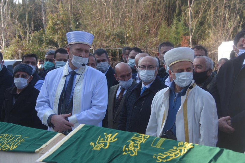 İzmir'de selde hayatlarını kaybeden damat ve kayınpederi toprağa verildi