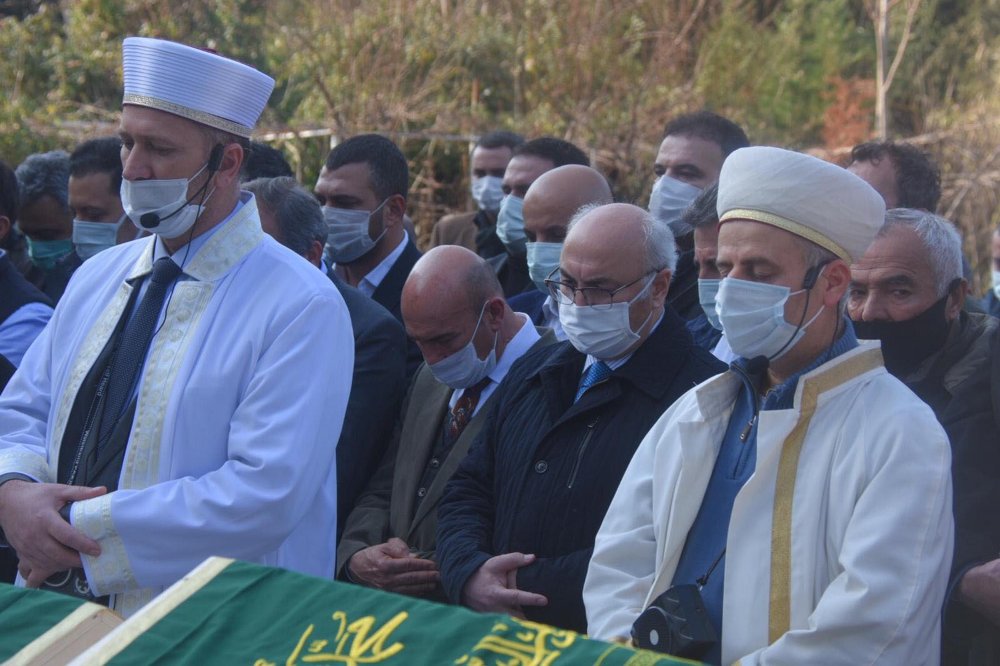İzmir'de selde hayatlarını kaybeden damat ve kayınpederi toprağa verildi