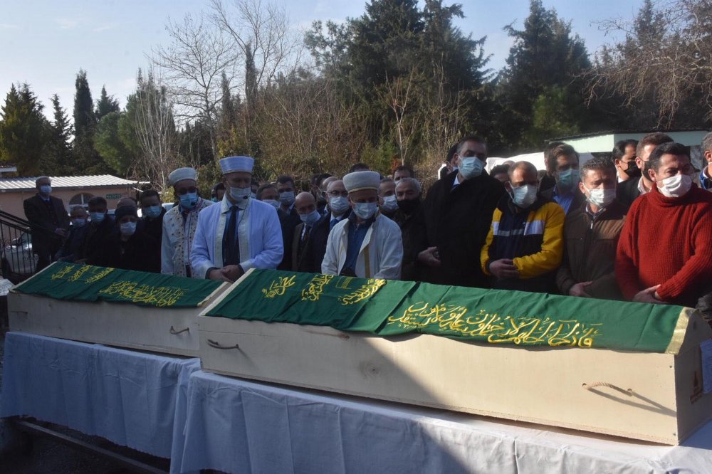 İzmir'de selde hayatlarını kaybeden damat ve kayınpederi toprağa verildi