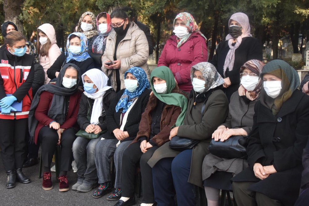 İzmir'de selde hayatlarını kaybeden damat ve kayınpederi toprağa verildi