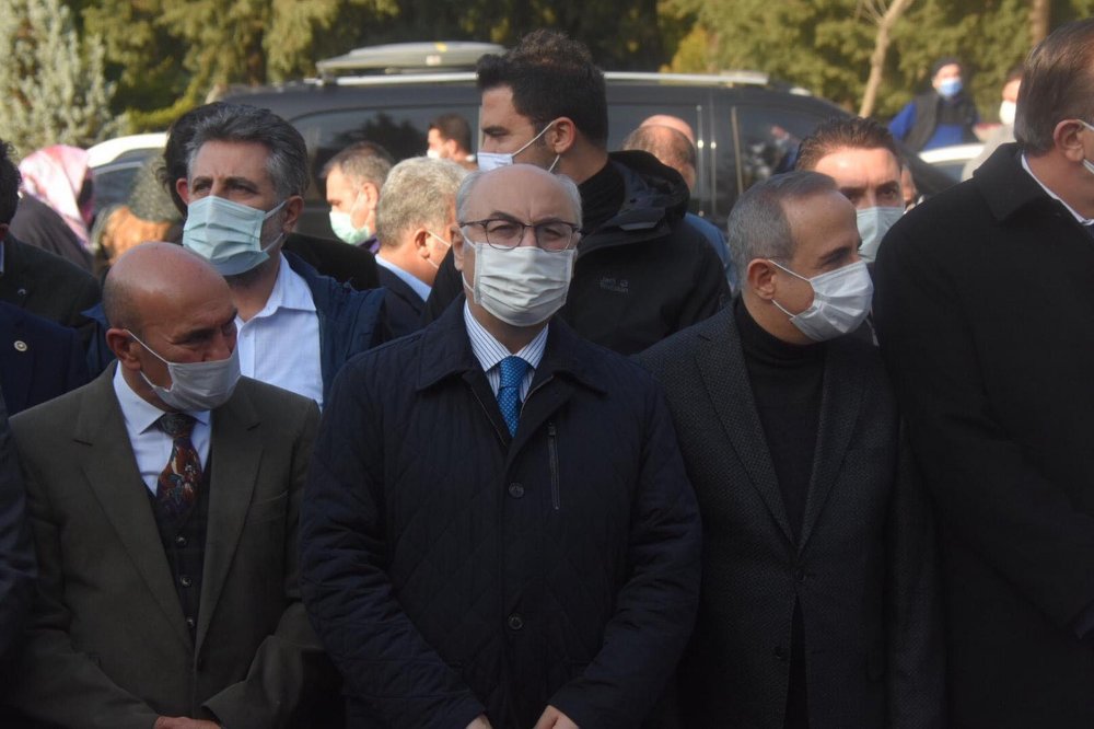 İzmir'de selde hayatlarını kaybeden damat ve kayınpederi toprağa verildi