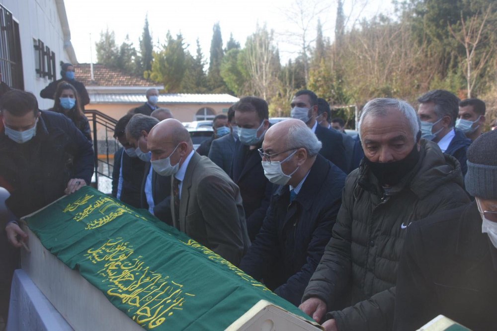 İzmir'de selde hayatlarını kaybeden damat ve kayınpederi toprağa verildi