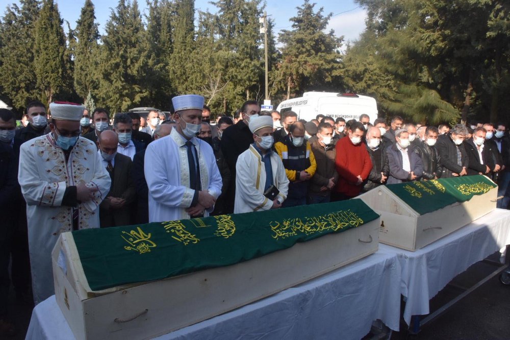 İzmir'de selde hayatlarını kaybeden damat ve kayınpederi toprağa verildi