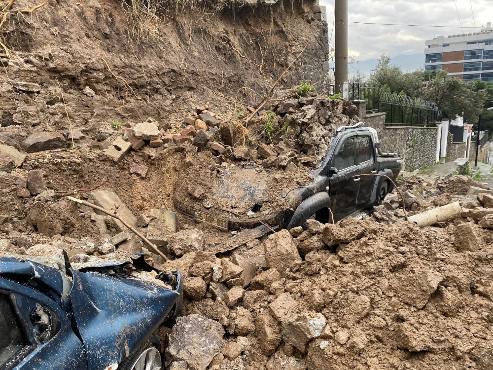 İzmir'i sağanak vurdu; Dereler taştı, su baskınları yaşandı, vatandaşlar yolda kaldı