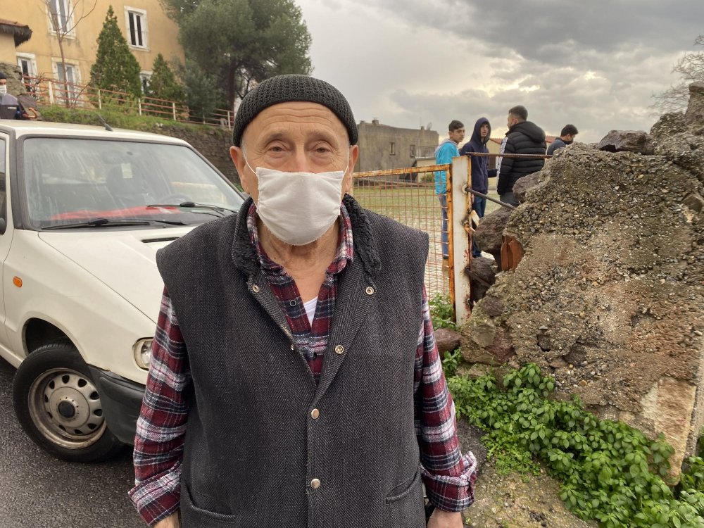 İzmir'i sağanak vurdu; Dereler taştı, su baskınları yaşandı, vatandaşlar yolda kaldı