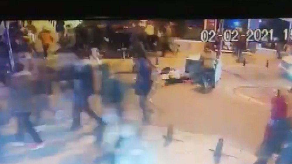 Kadıköy'de göstericiler polise mukavemet gösterdi; gösterilerine engel olmaya gelen polis aracının önüne çöp konteynırı