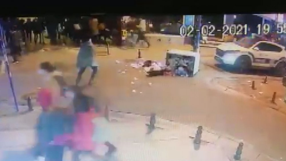 Kadıköy'de göstericiler polise mukavemet gösterdi; gösterilerine engel olmaya gelen polis aracının önüne çöp konteynırı
