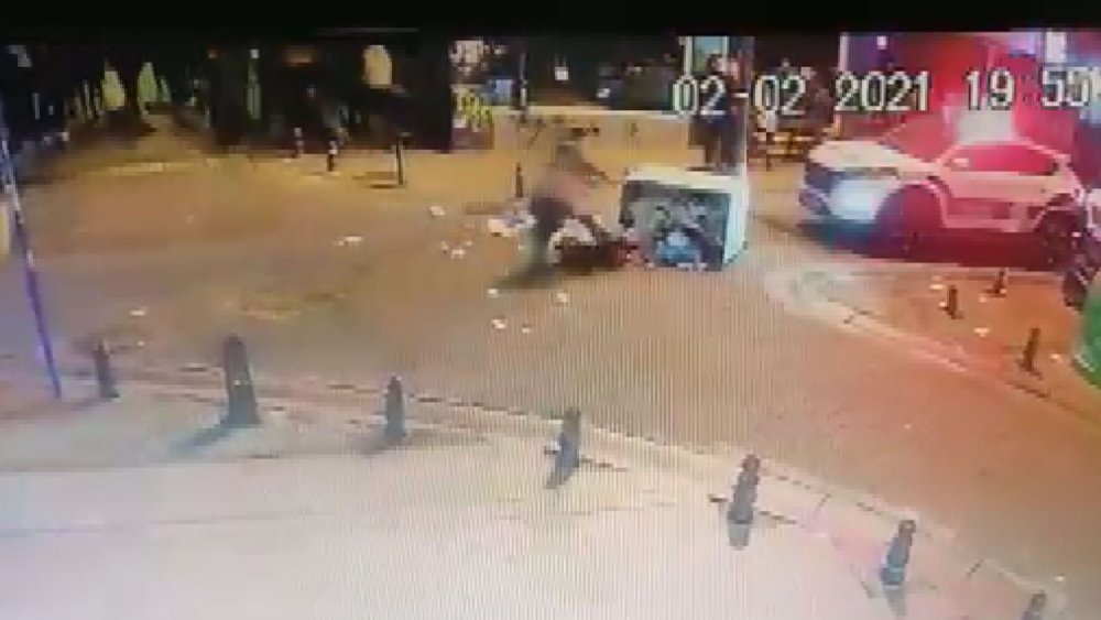 Kadıköy'de göstericiler polise mukavemet gösterdi; gösterilerine engel olmaya gelen polis aracının önüne çöp konteynırı