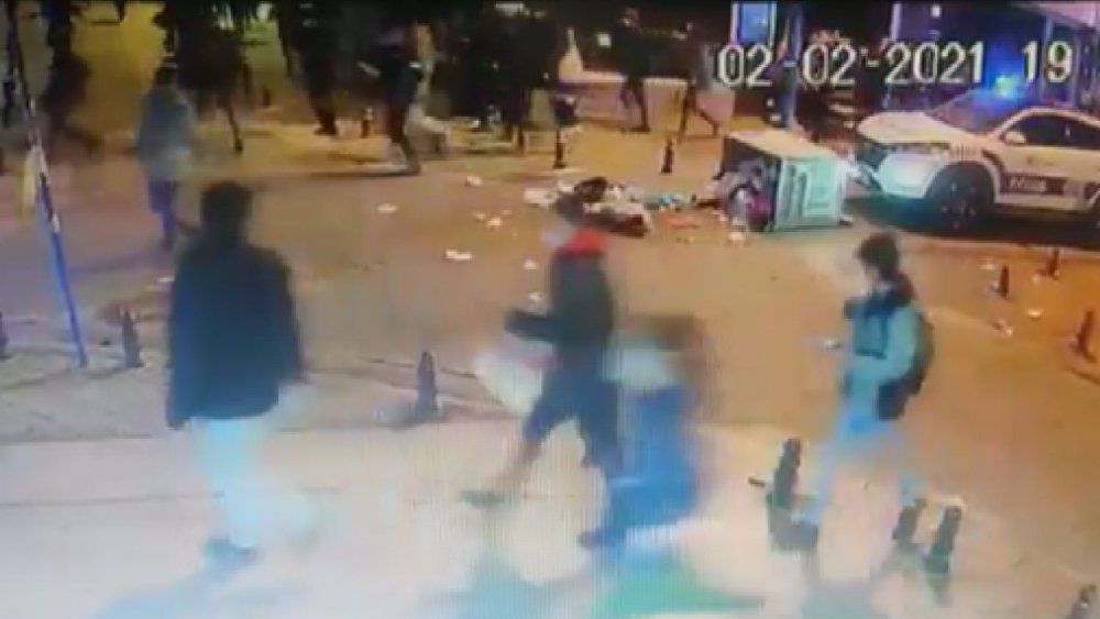Kadıköy'de göstericiler polise mukavemet gösterdi; gösterilerine engel olmaya gelen polis aracının önüne çöp konteynırı