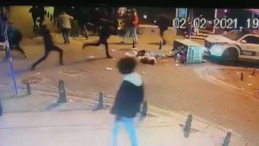 Kadıköy'de göstericiler polise mukavemet gösterdi; gösterilerine engel olmaya gelen polis aracının önüne çöp konteynırı