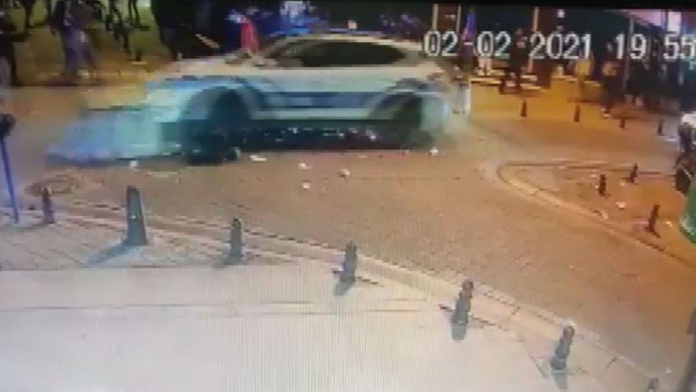 Kadıköy'de göstericiler polise mukavemet gösterdi; gösterilerine engel olmaya gelen polis aracının önüne çöp konteynırı