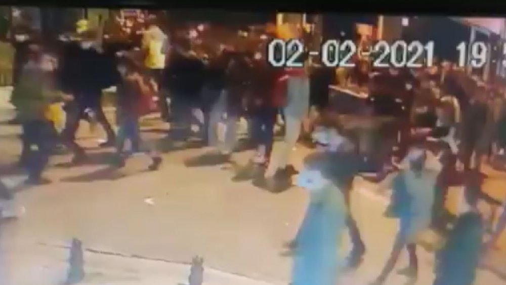 Kadıköy'de göstericiler polise mukavemet gösterdi; gösterilerine engel olmaya gelen polis aracının önüne çöp konteynırı