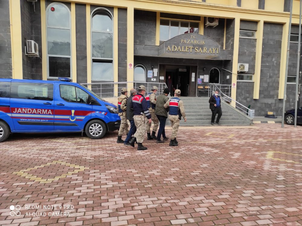 Kadın kıyafeti çalan hırsızları jandarma yakaladı