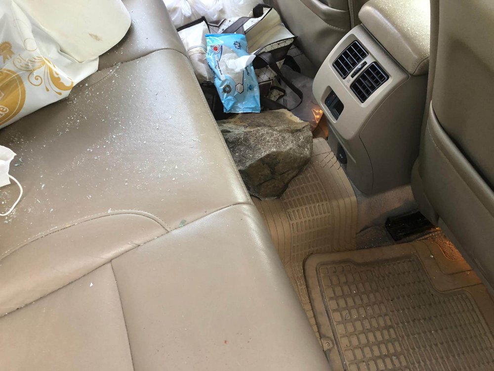 Kaya parçası otomobilin üzerine düştü, muhtar yaralandı