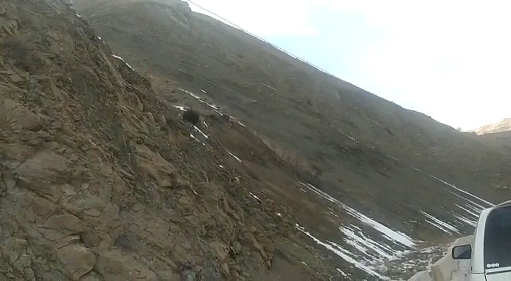 Kaya parçası otomobilin üzerine düştü, muhtar yaralandı