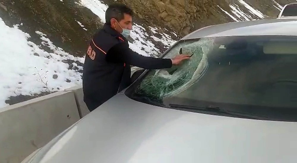 Kaya parçası otomobilin üzerine düştü, muhtar yaralandı