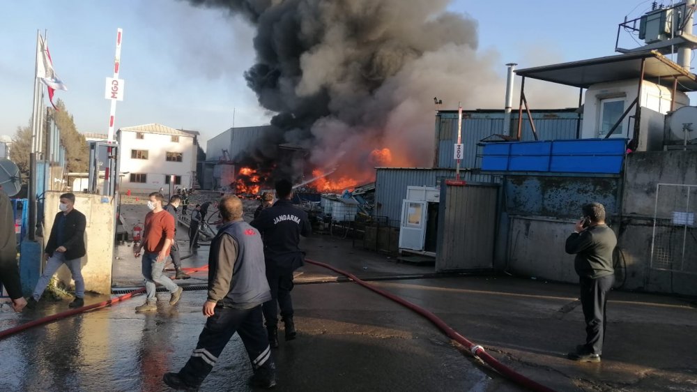 Kocaeli'nde geri dönüşüm fabrikasında yangın