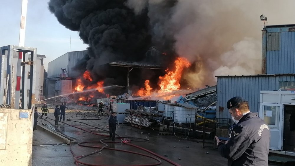 Kocaeli'nde geri dönüşüm fabrikasında yangın