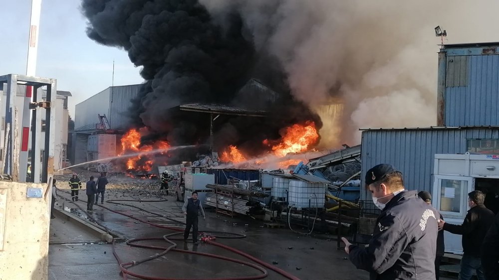 Kocaeli'nde geri dönüşüm fabrikasında yangın