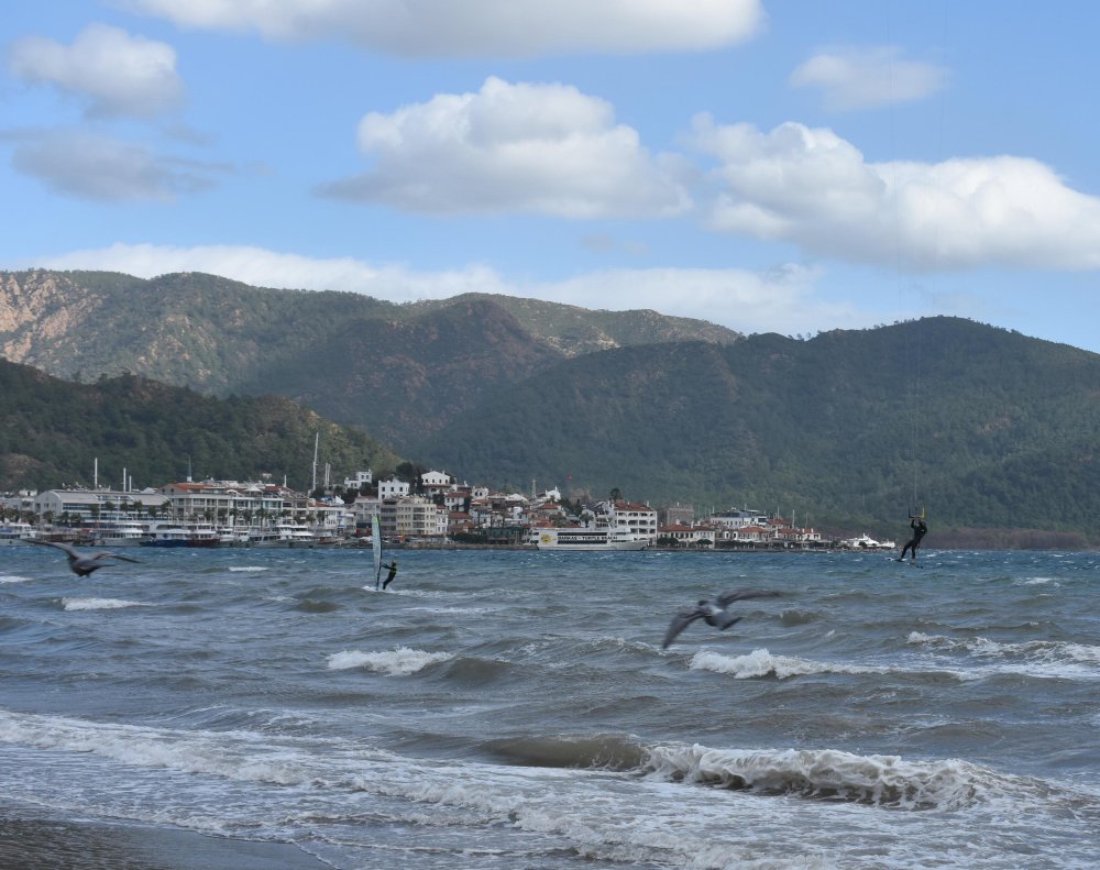 Marmaris'te hamsi fırtınasında sörf keyfi yaşadılar