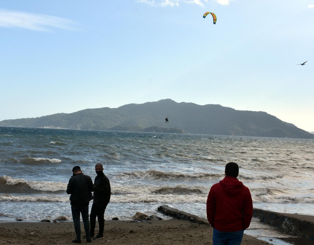 Marmaris'te hamsi fırtınasında sörf keyfi yaşadılar