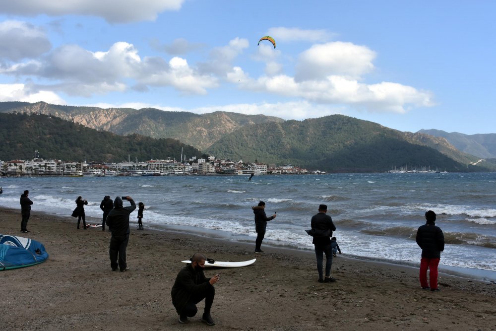 Marmaris'te hamsi fırtınasında sörf keyfi yaşadılar