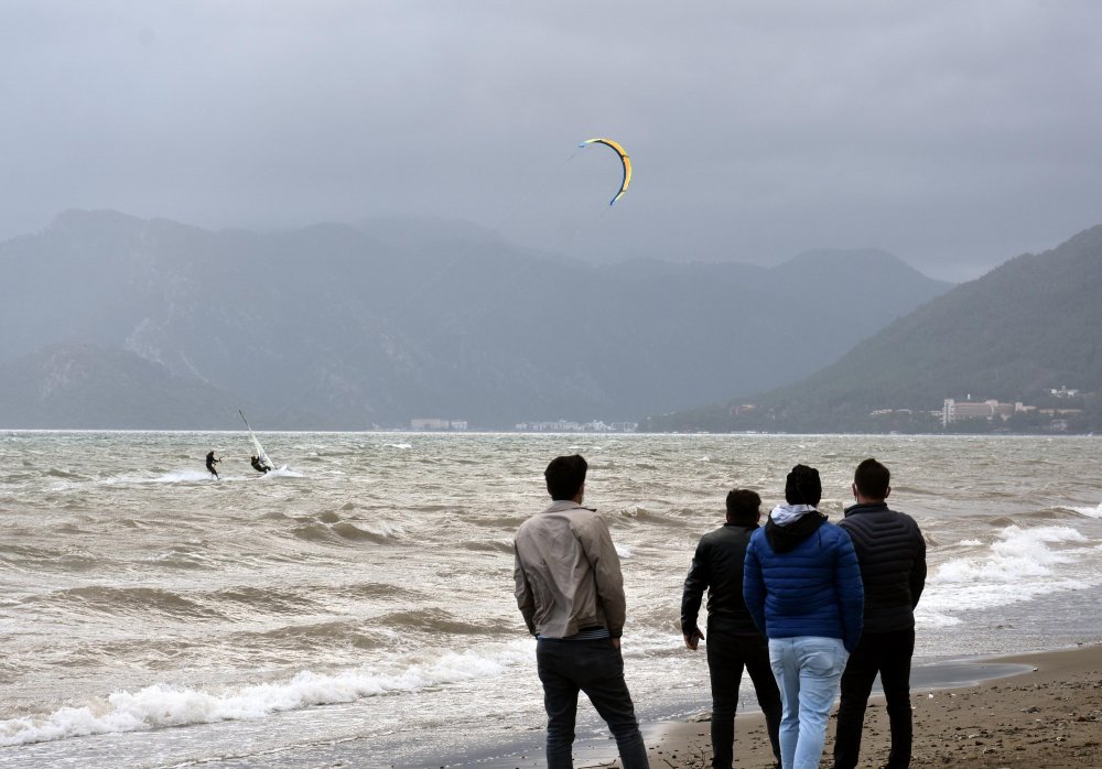 Marmaris'te hamsi fırtınasında sörf keyfi yaşadılar