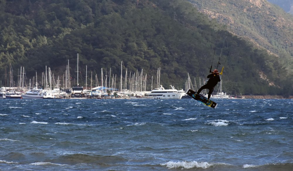 Marmaris'te hamsi fırtınasında sörf keyfi yaşadılar