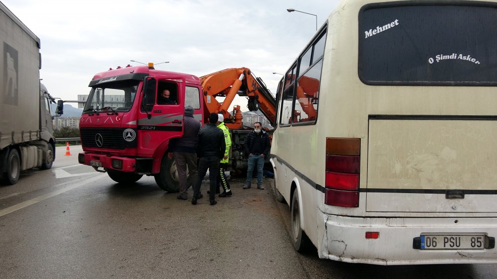 Otobanda ters yöne giren vinç midibüse çarptı, 5 kilometre araç kuyruğu oluştu
