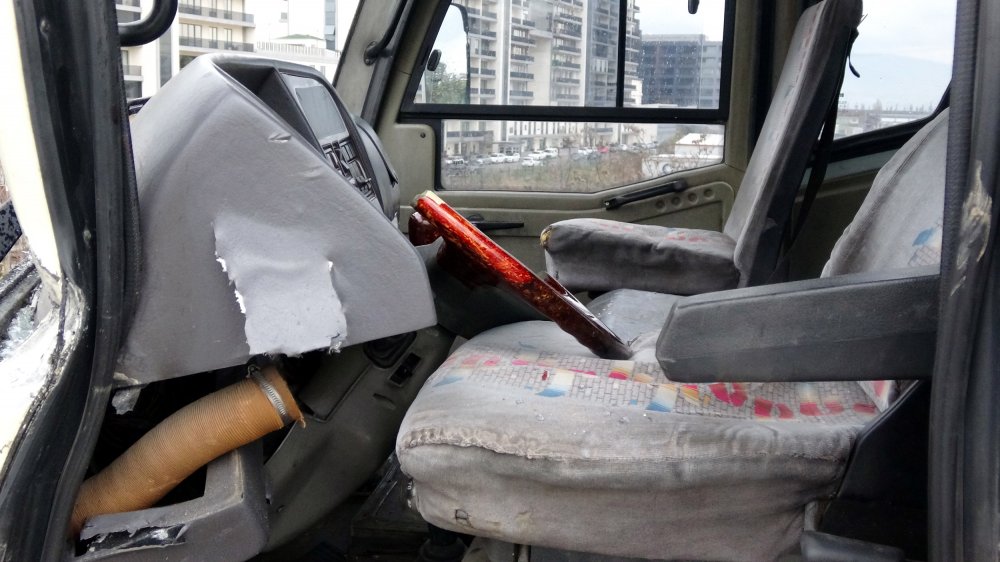 Otobanda ters yöne giren vinç midibüse çarptı, 5 kilometre araç kuyruğu oluştu
