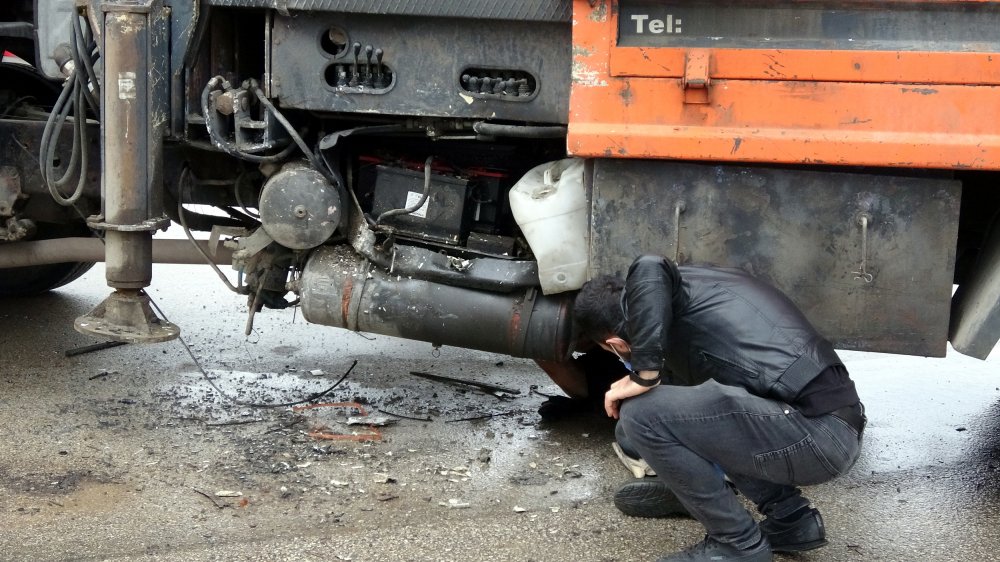 Otobanda ters yöne giren vinç midibüse çarptı, 5 kilometre araç kuyruğu oluştu