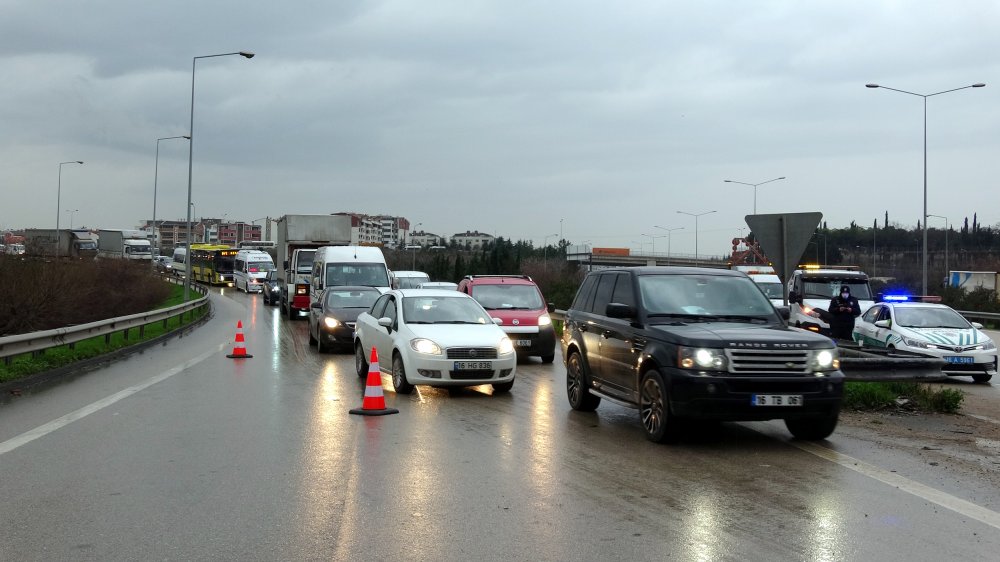 Otobanda ters yöne giren vinç midibüse çarptı, 5 kilometre araç kuyruğu oluştu