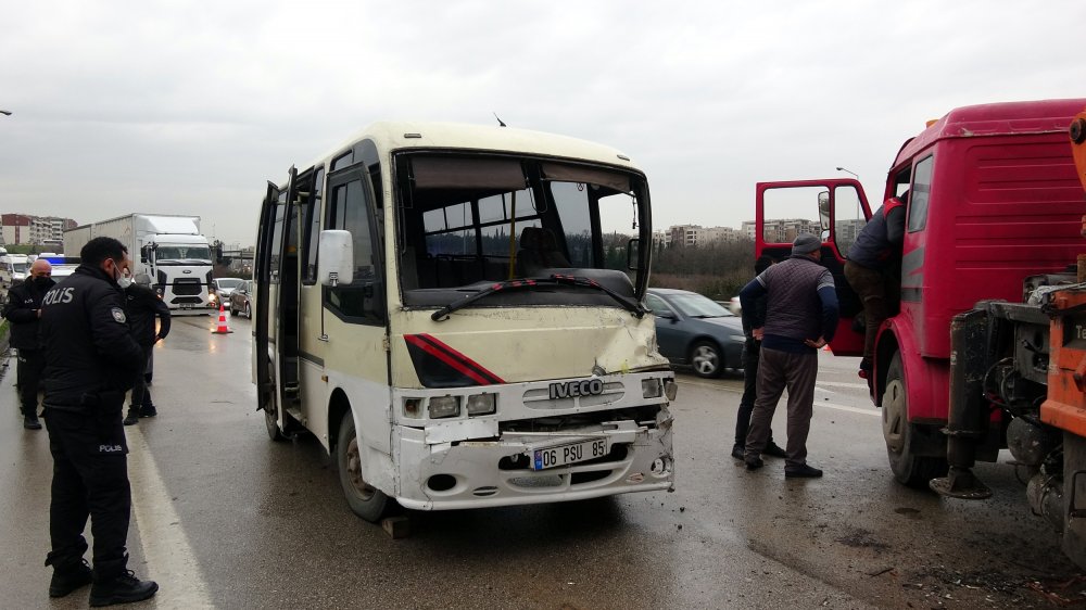 Otobanda ters yöne giren vinç midibüse çarptı, 5 kilometre araç kuyruğu oluştu