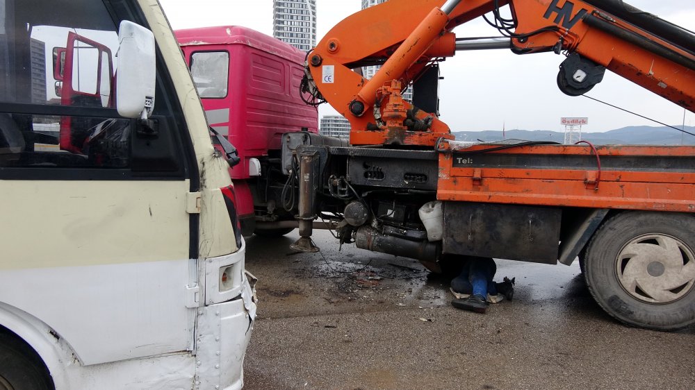 Otobanda ters yöne giren vinç midibüse çarptı, 5 kilometre araç kuyruğu oluştu