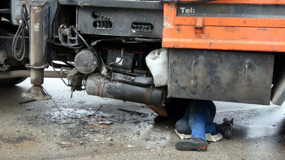 Otobanda ters yöne giren vinç midibüse çarptı, 5 kilometre araç kuyruğu oluştu